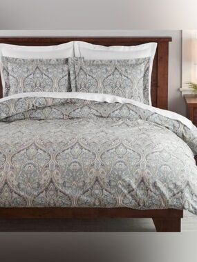 Pottery Barn Mackenna Paisley Queen Size Duvet Cover and 2 Pillow Shams.